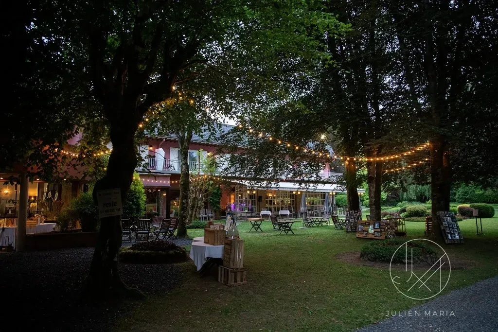Grande salle de restaurant