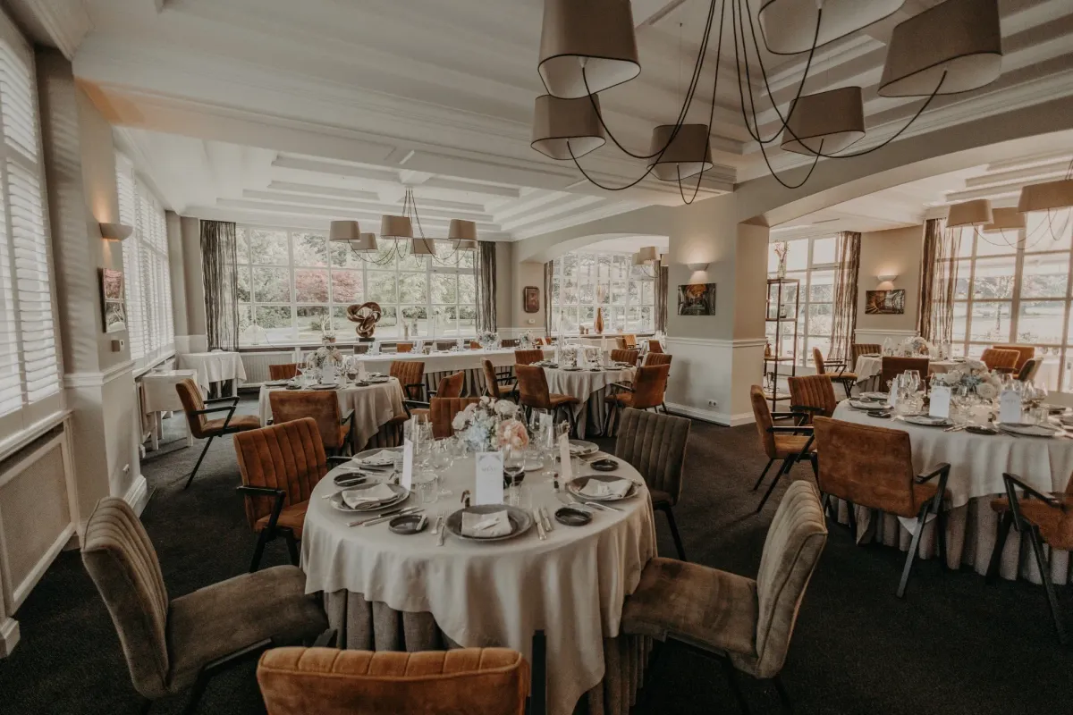 Grande salle de restaurant