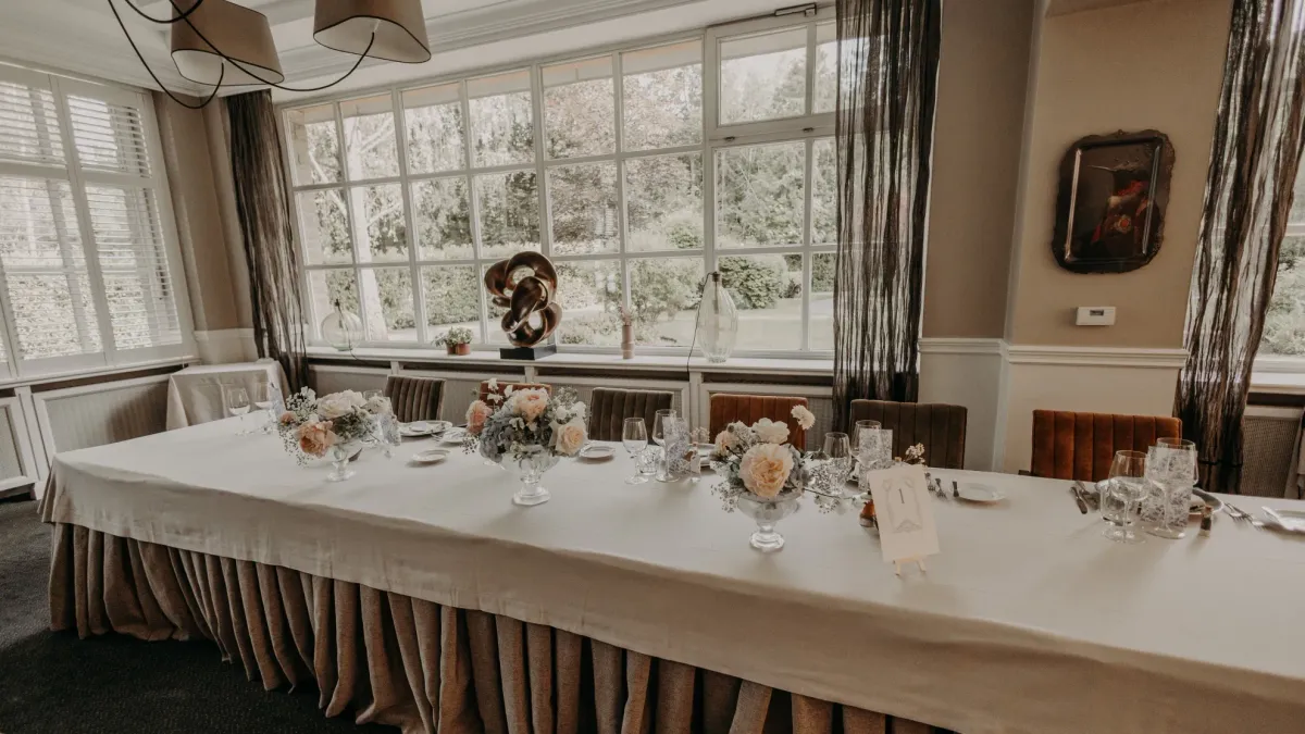 Grande salle de restaurant