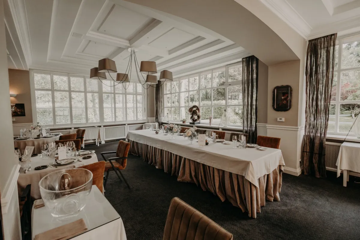 Grande salle de restaurant