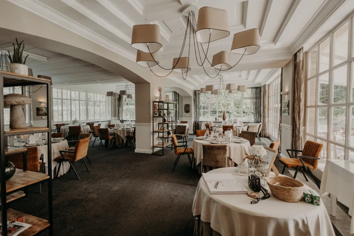 Grande salle de restaurant