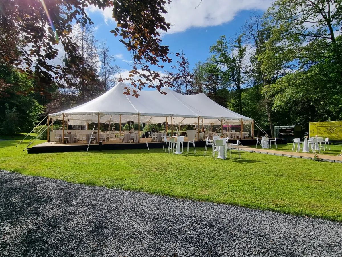 Grande salle de restaurant