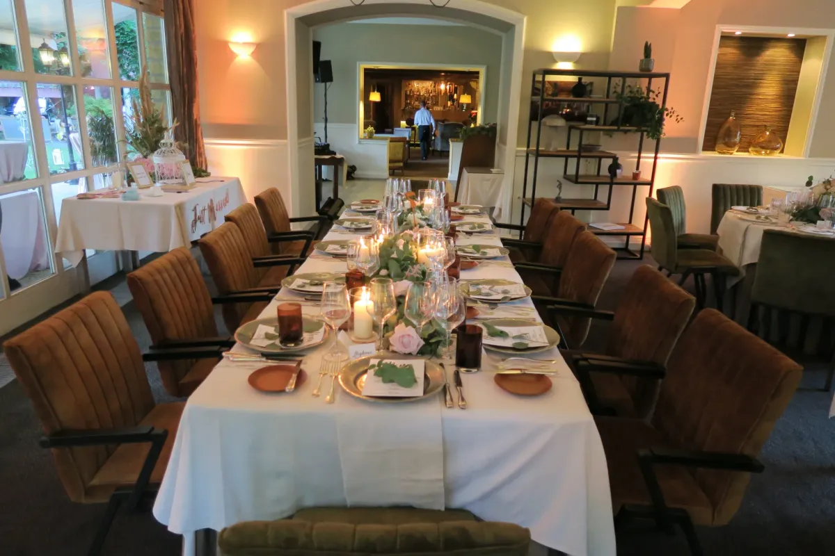 Grande salle de restaurant