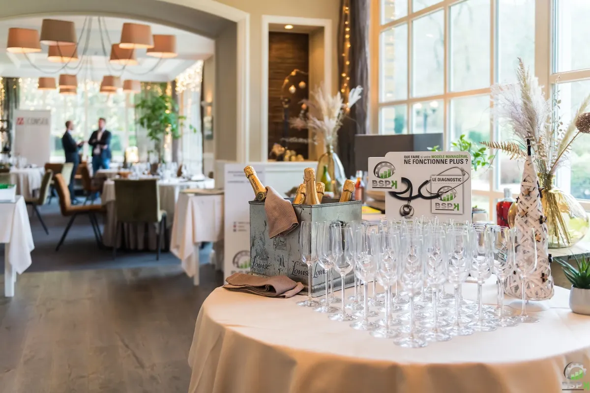 Grande salle de restaurant