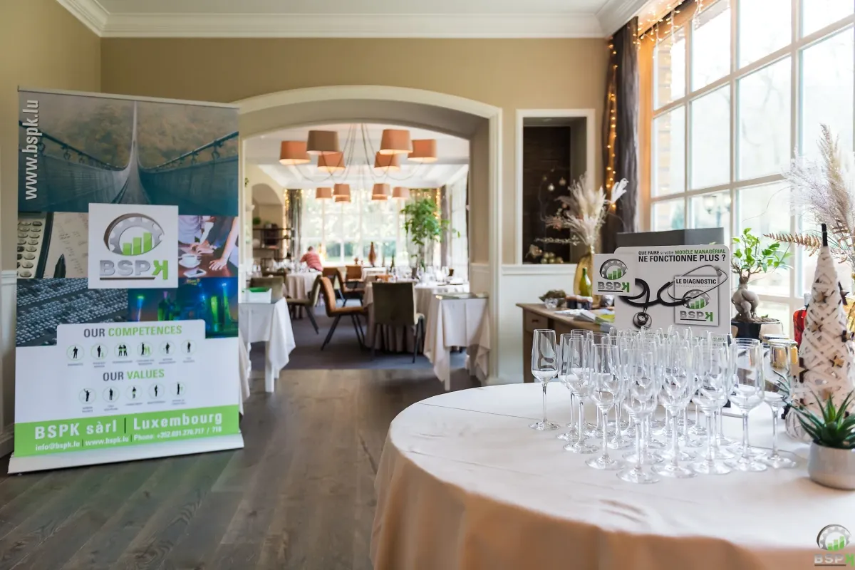 Grande salle de restaurant