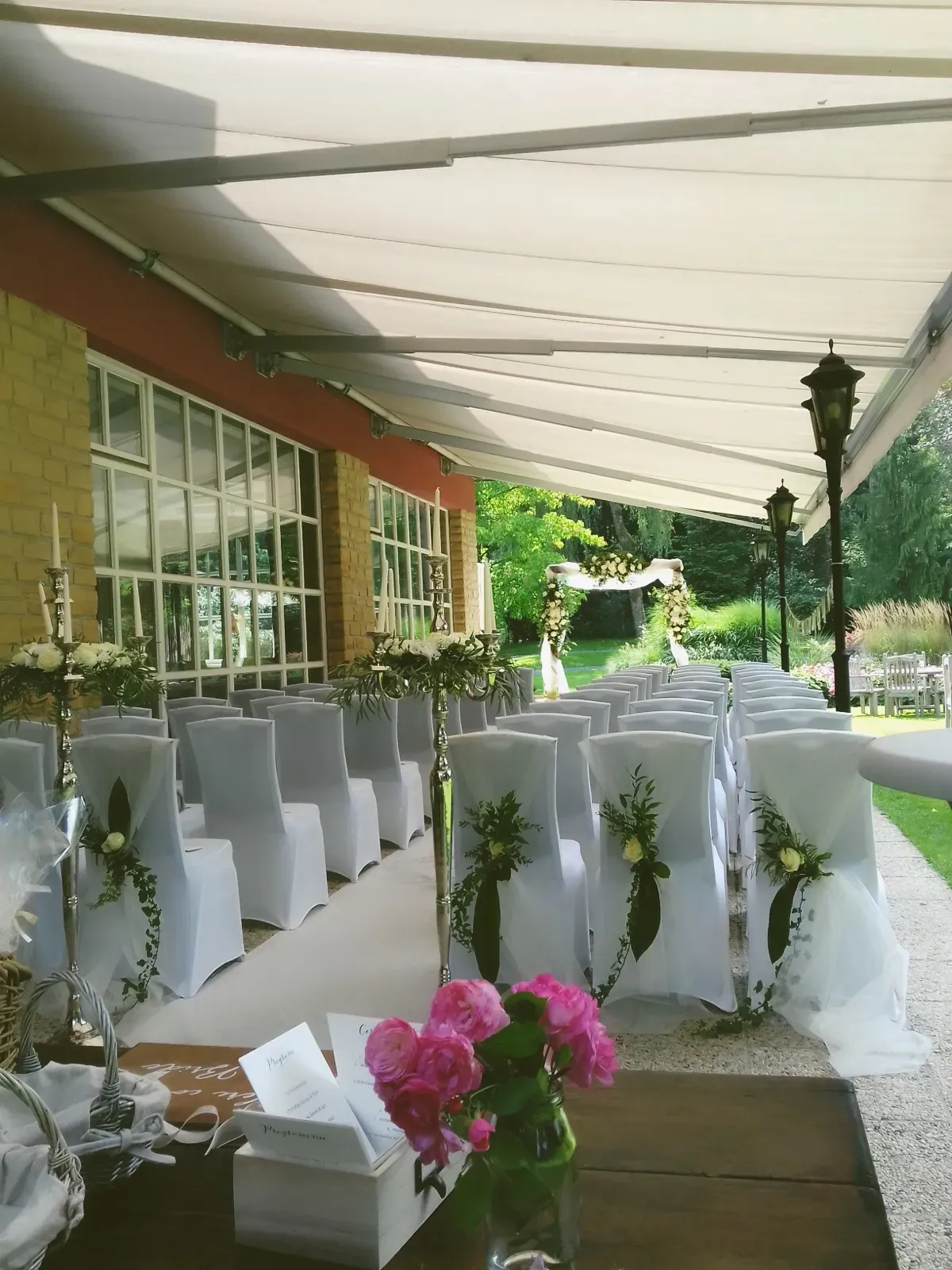 Grande salle de restaurant