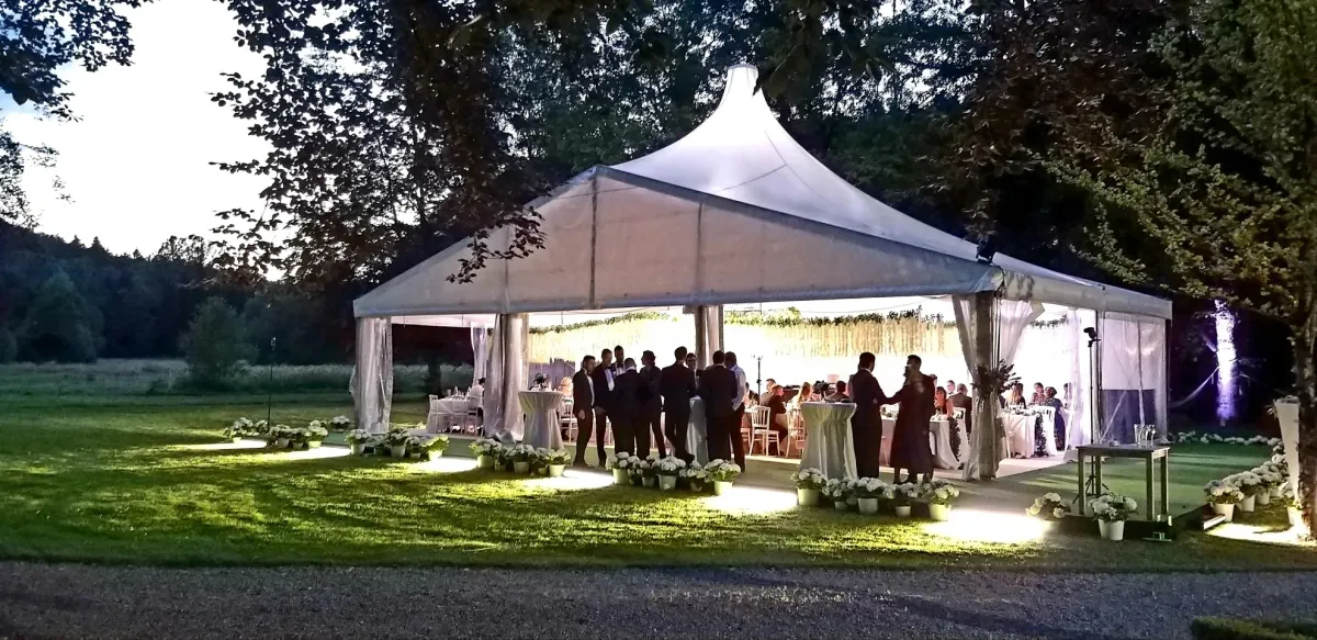 Grande salle de restaurant