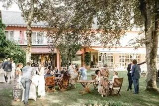 Grande salle de restaurant