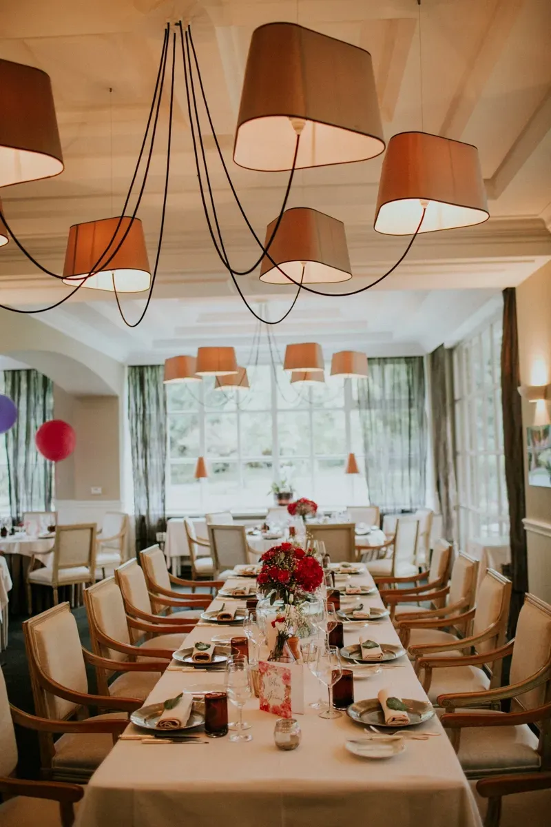 Grande salle de restaurant
