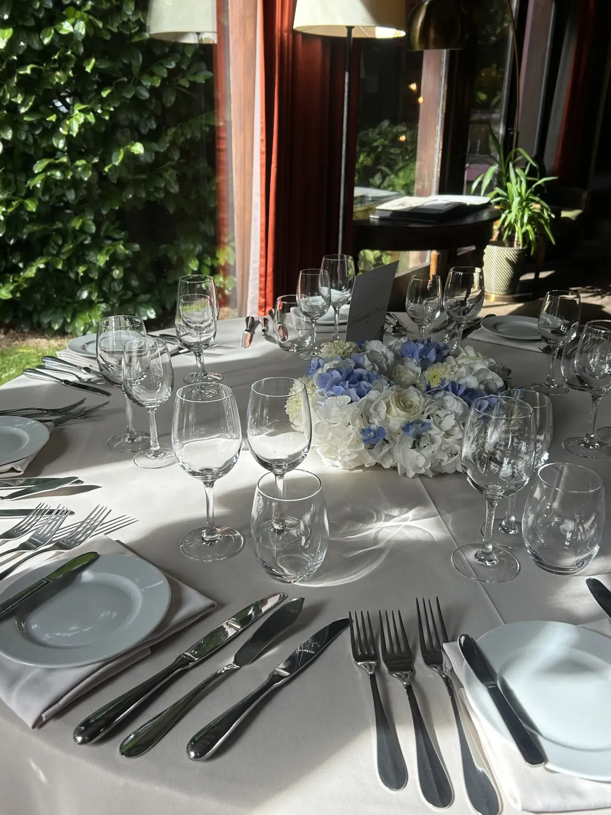 Grande salle de restaurant