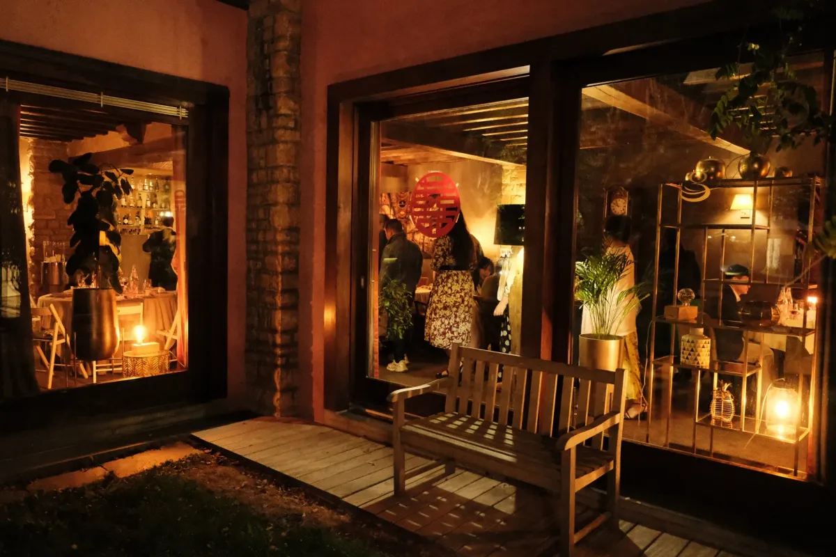 Grande salle de restaurant