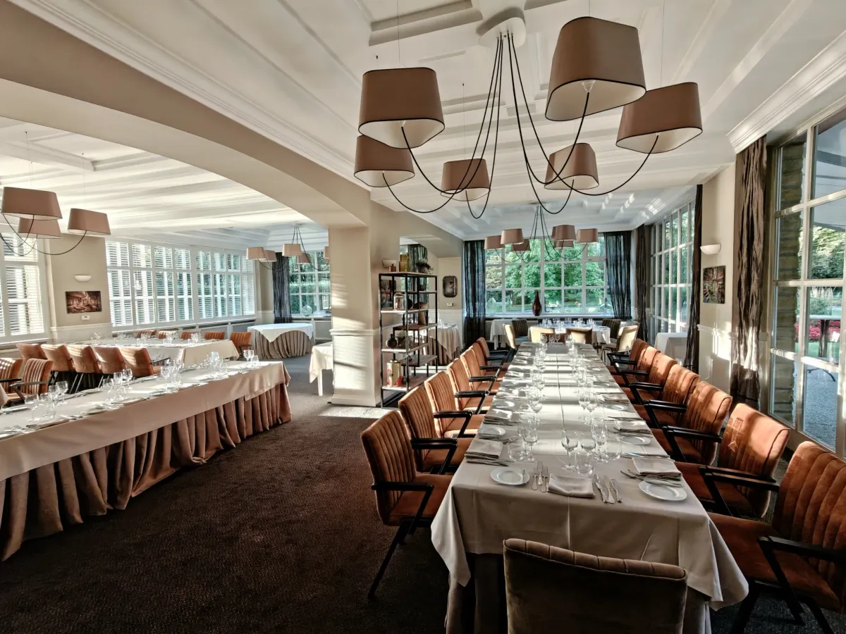 Grande salle de restaurant