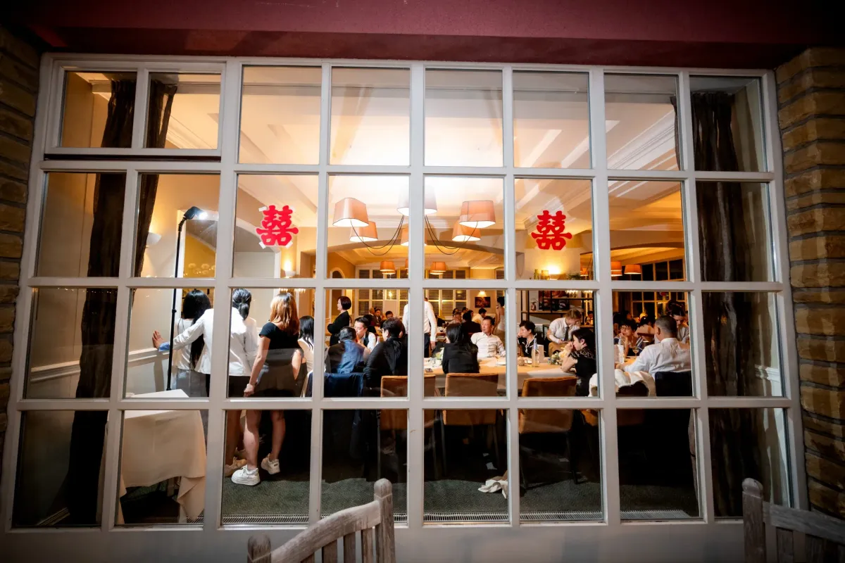 Grande salle de restaurant